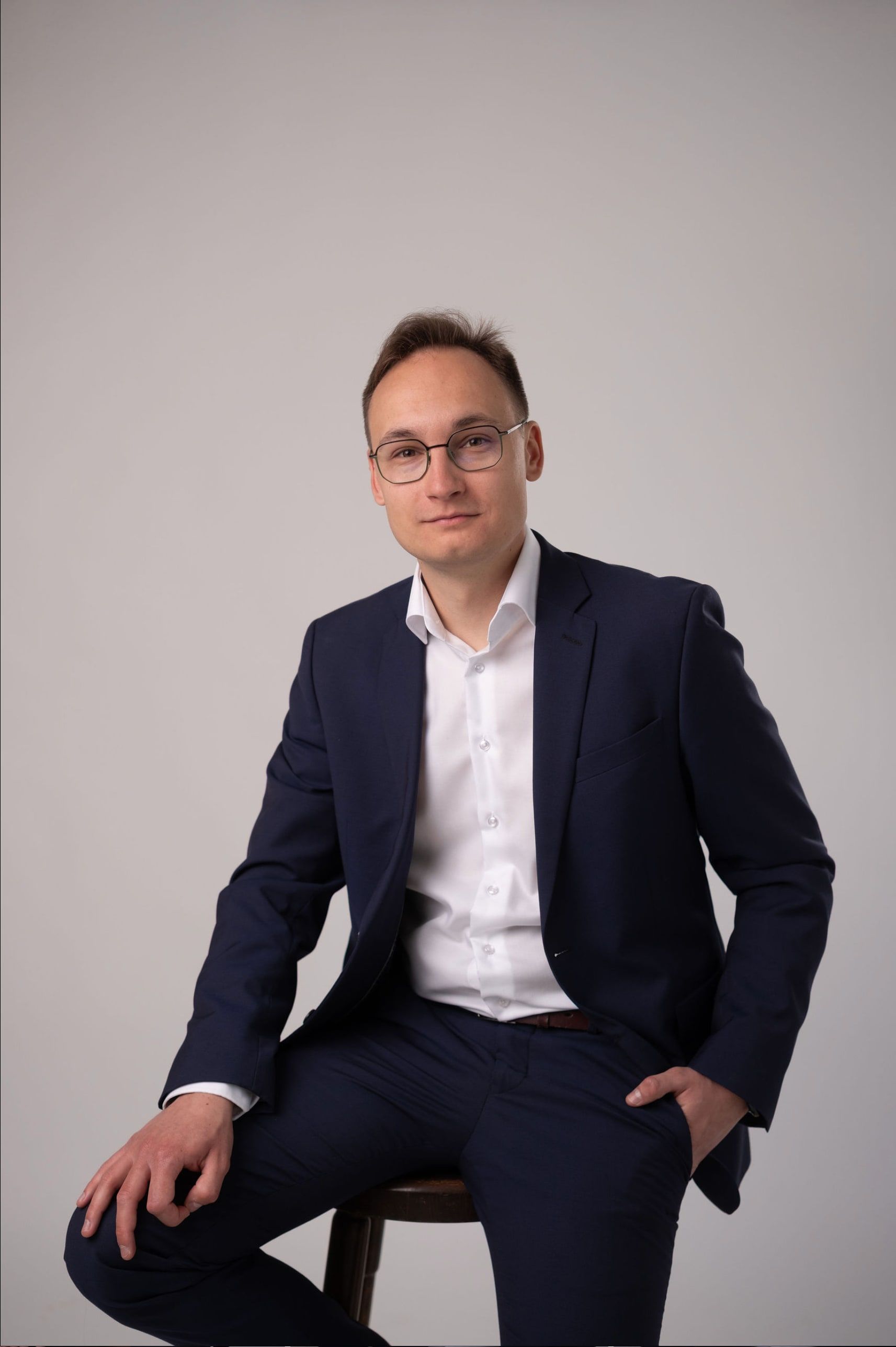 Matěj Gregor sedí na stoličce